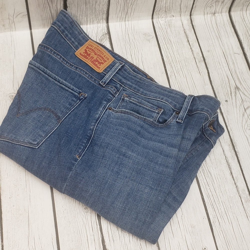 Distressed Levi Strauss & Co. Women's Mid-Rise Slim Fit Capris,Size 32